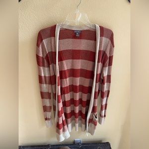 Long duster sweater with pockets and side slits. Burnt orange and beige.